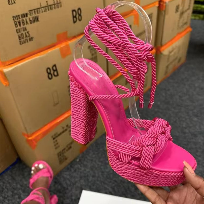 Femme Strappy Høj-Platform Sandaler med Sejl-Detaljer Stilla