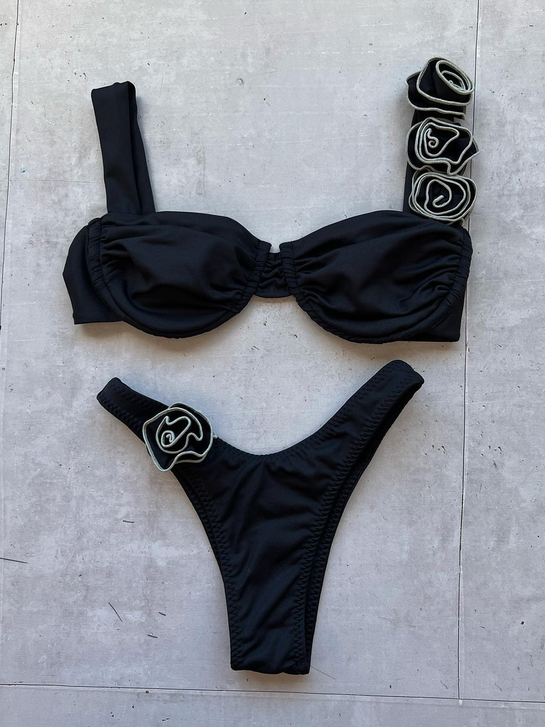Damebikini med innovativ ruffle-design og justerbare stropper Stilla