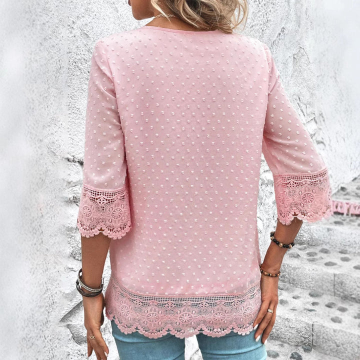 Damebluse med filigrane spidsærmer og struktureret prikkedesign Stilla