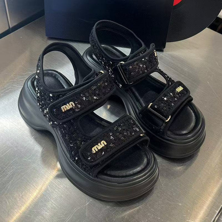 Dame sportlige sandaler med glitrende strassdetaljer og justerbare remme Stilla