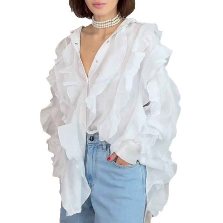 Damebluse med voluminøse flæsedetaljer og elegant snit Stilla
