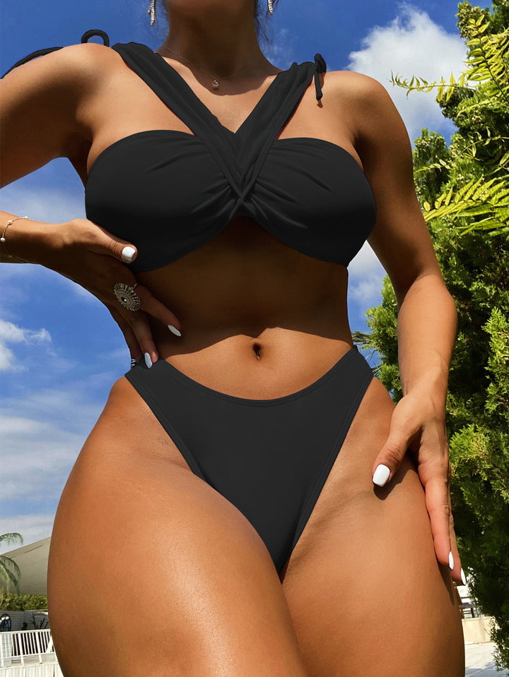Dame bandeau-bikini med justerbare stropper og elegant twist-design Skovae