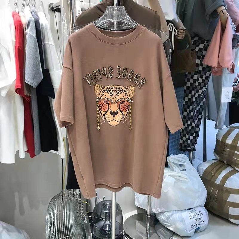 Dame T-shirt med moderigtigt leopardmotiv og glitterende accenter Stilla