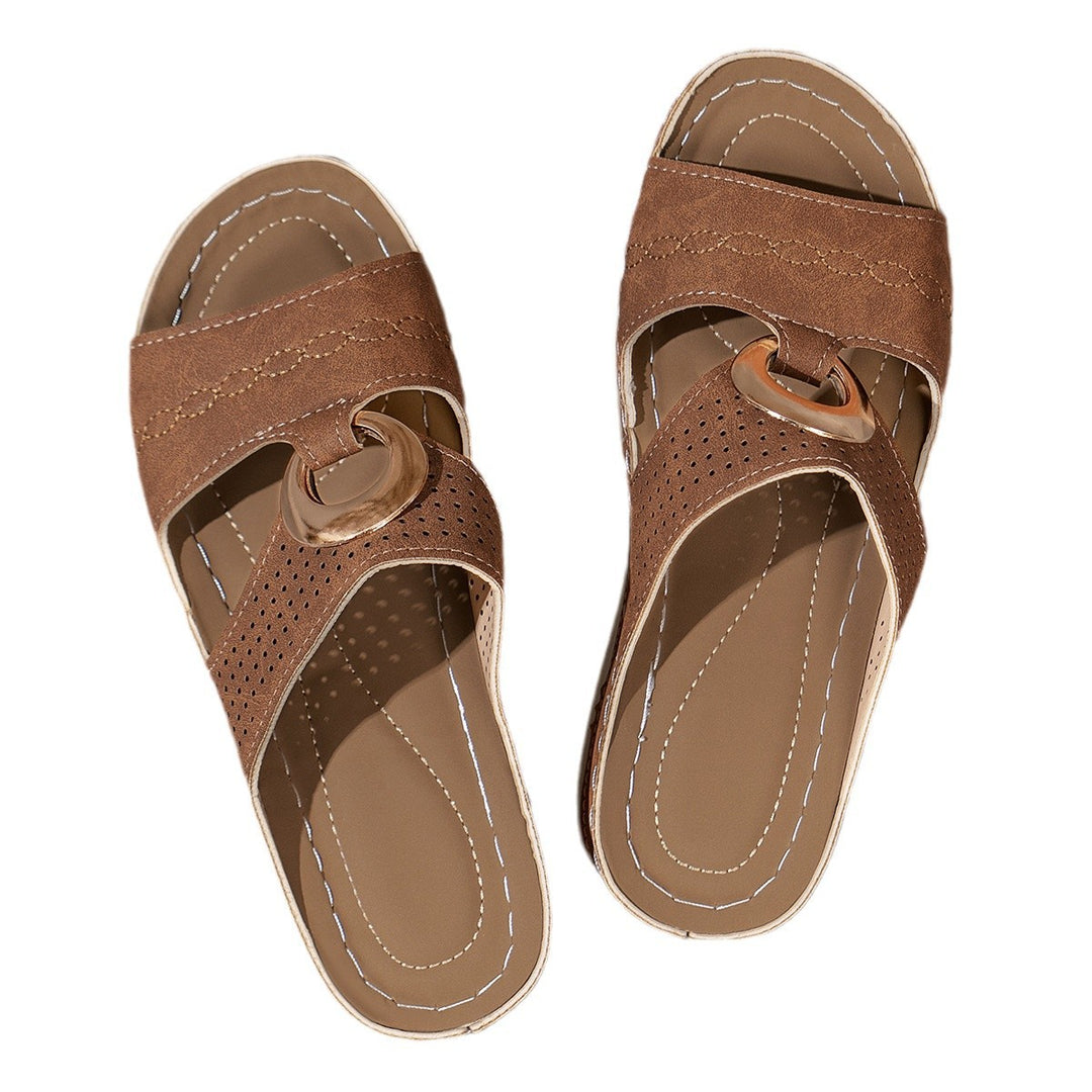 Dame komfort-sandaler med moderne cut-out-design og elegance metal element Stilla