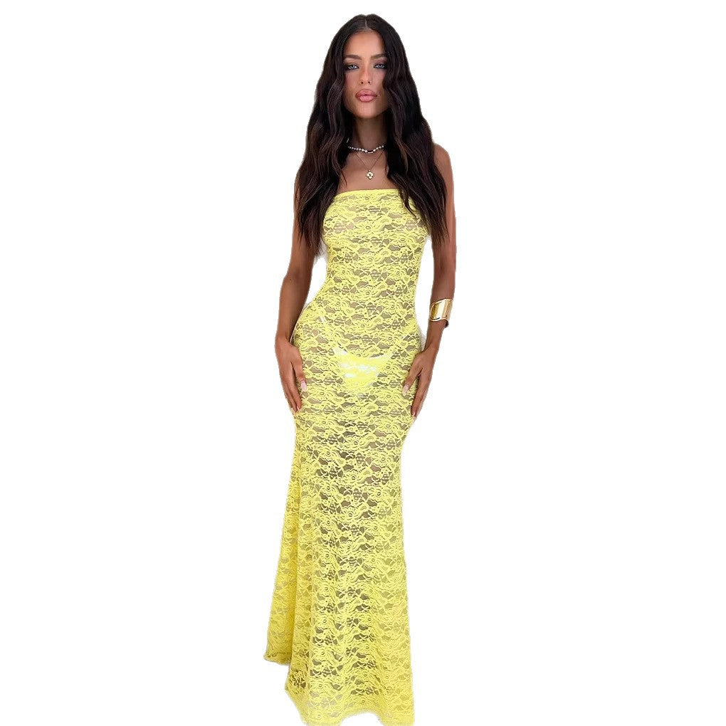 Kvinders elegante blonde maxi-kjole med tætsiddende silhuet og off-the-shoulder design