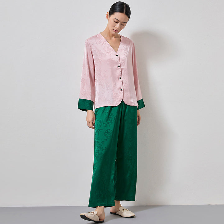 Dame Satin pyjamasæt med delikat blomsterdesign og elegante detaljer Stilla