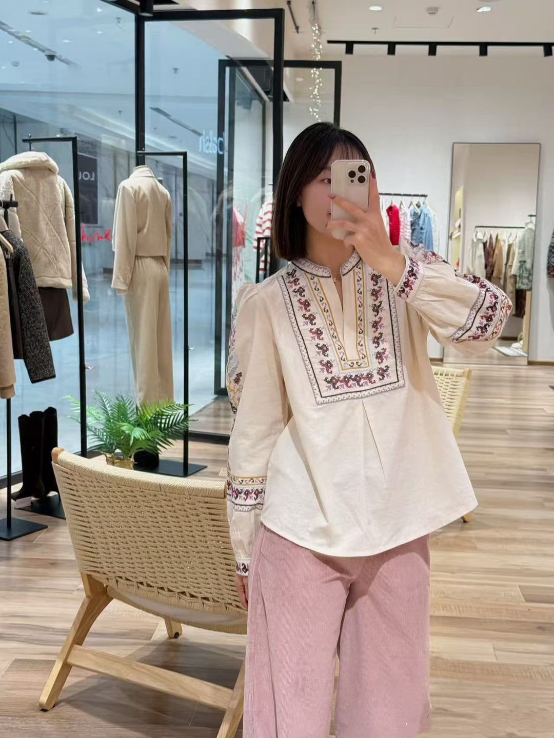 Dame broderet bluse med halvhøj krave og elegante flæseærmer Stilla