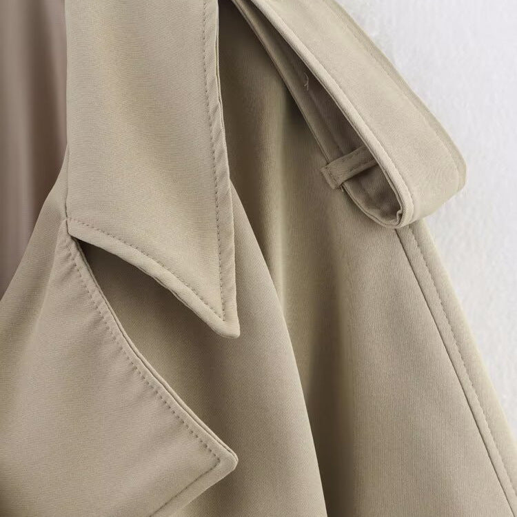 Dame fashion trenchcoat med bred krave og praktiske lommer Stilla