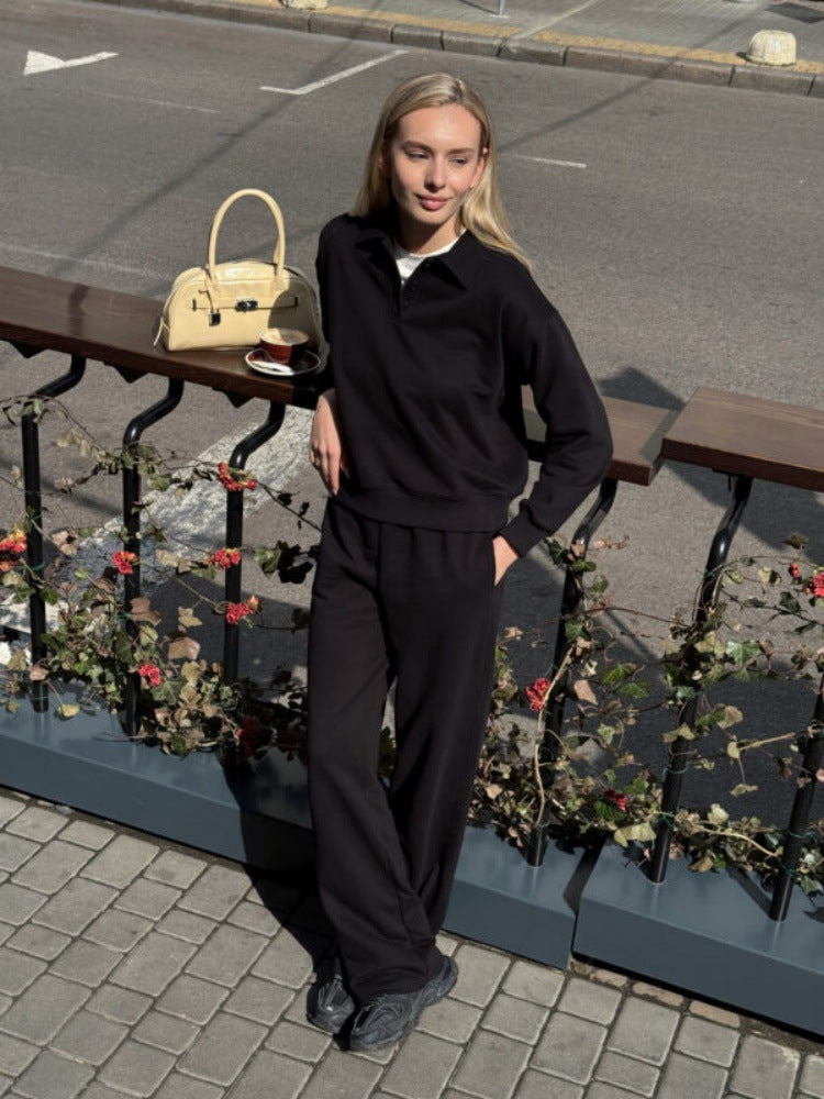 Kvindernes afslappede træningsdragt med farvekoordineret polo-top og komfortable sweatpants Skovae