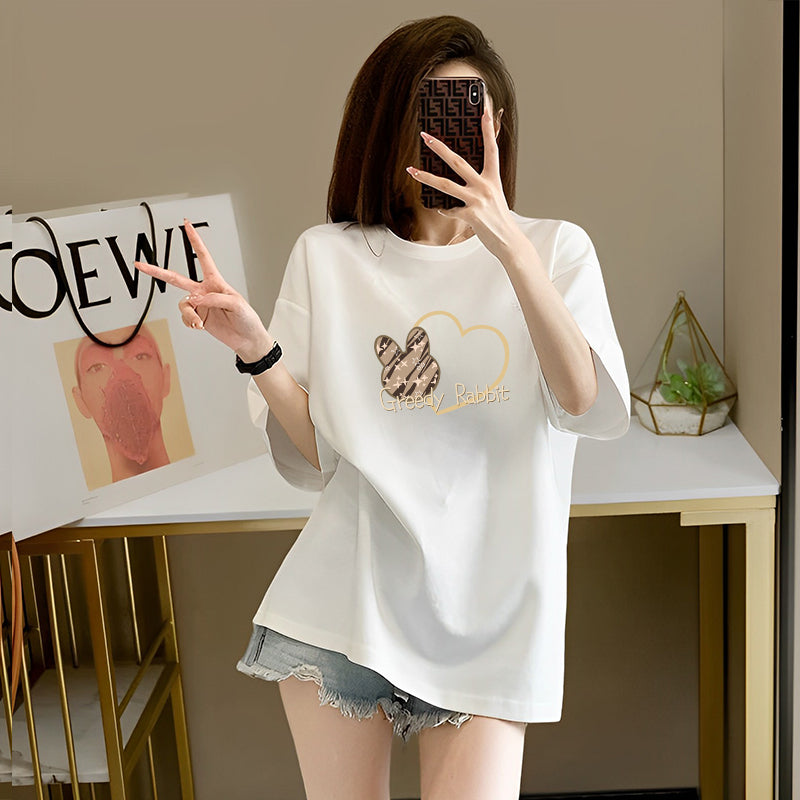 Dame T-shirt med afslappet grafiktryk og stort hjertemotiv Stilla
