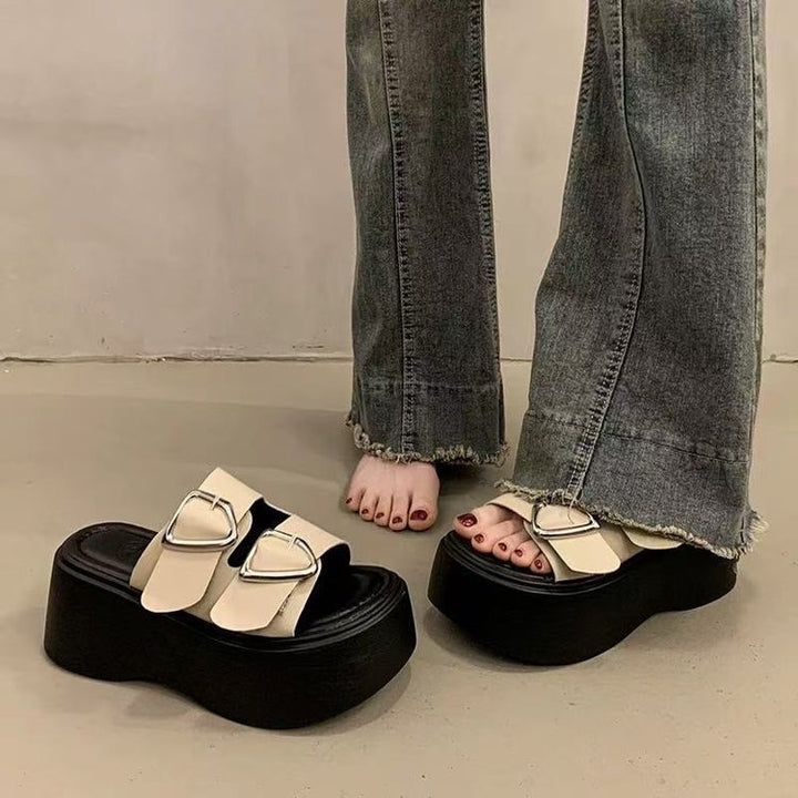 Dame Plateau-sandaletter med smart remdesign og extravagant accent Stilla