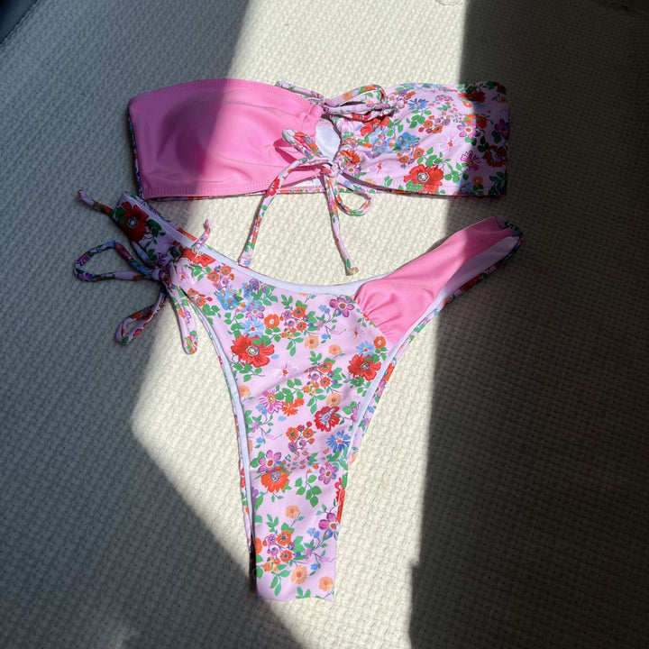 Dame Bandeau-Bikini sæt med blomsterprint og justerbare stropper Stilla