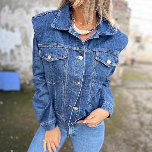 Kvinders denimjakke i et moderne snit med praktiske lommer og trendy detaljer Stilla