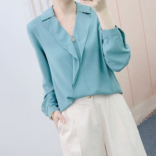Damebluse med elegant revers og diskret print Stilla