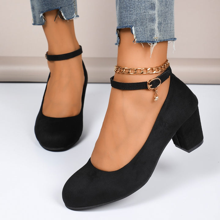 Dame blokhæle-pumps med justerbar ankelrem og blødt velour Stilla