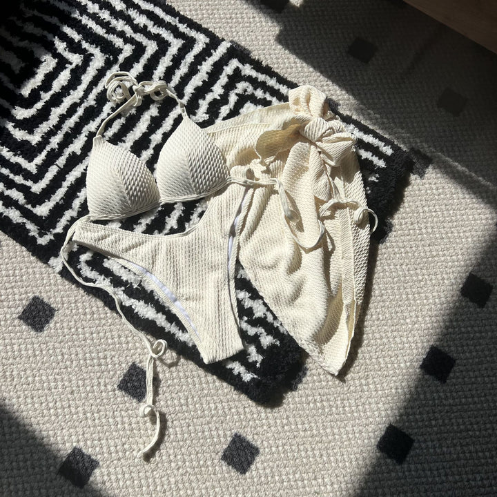 Dame bikini-sæt med struktureret materialetekstur og elegant indpakningsrørs-option Stilla