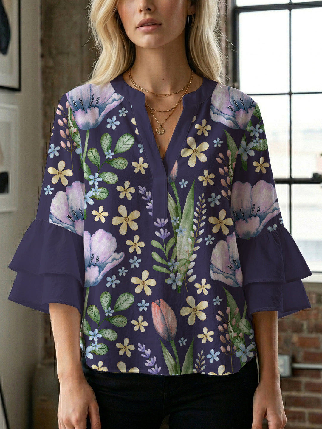 Dame skjorte med voluminøse ærmer og blomsterdesign Skovae
