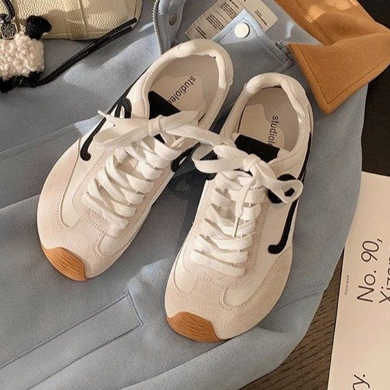 Dame sneakers med moderigtige accenter og stabil sål Stilla