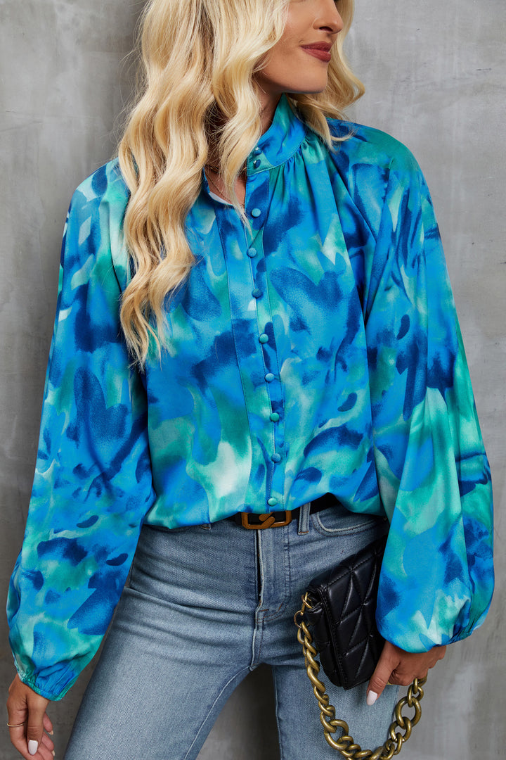 Damebluse med farverig blomsterprint og sløjfekrave Stilla