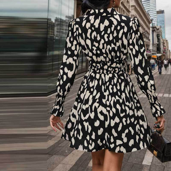 Dames skjortekjole med raffineret omslagdesign og elegant leopardprint Stilla
