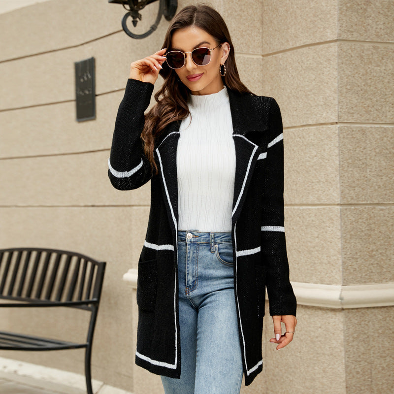 Dame Lange Strikjakke i elegant Blazer-stil med Kontrastsyninger Stilla