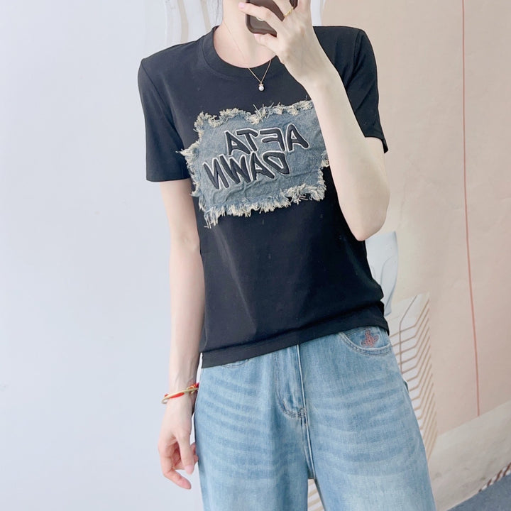 Dame T-shirt med kreativ denim-print og mode frynser Stilla