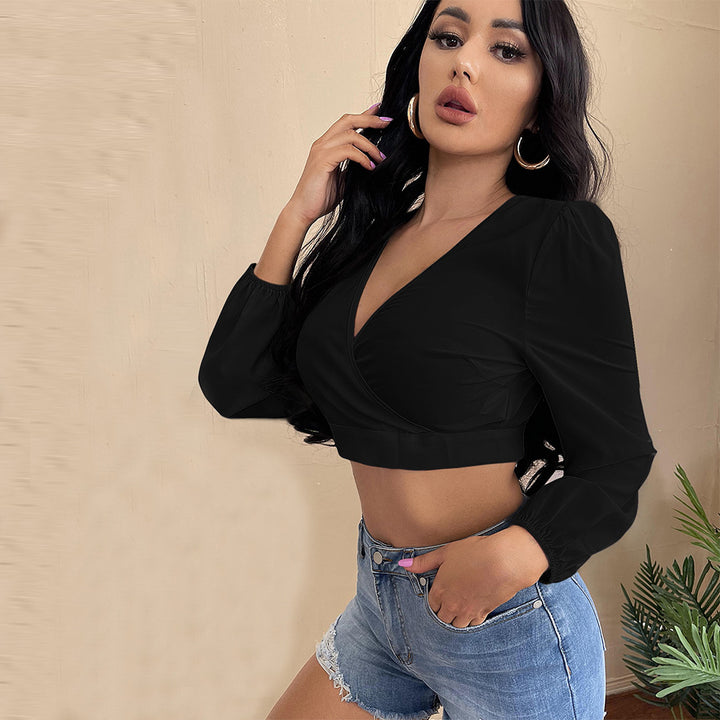 Kvinders cropped top med dyb V-hals og elegante puffærmer Stilla