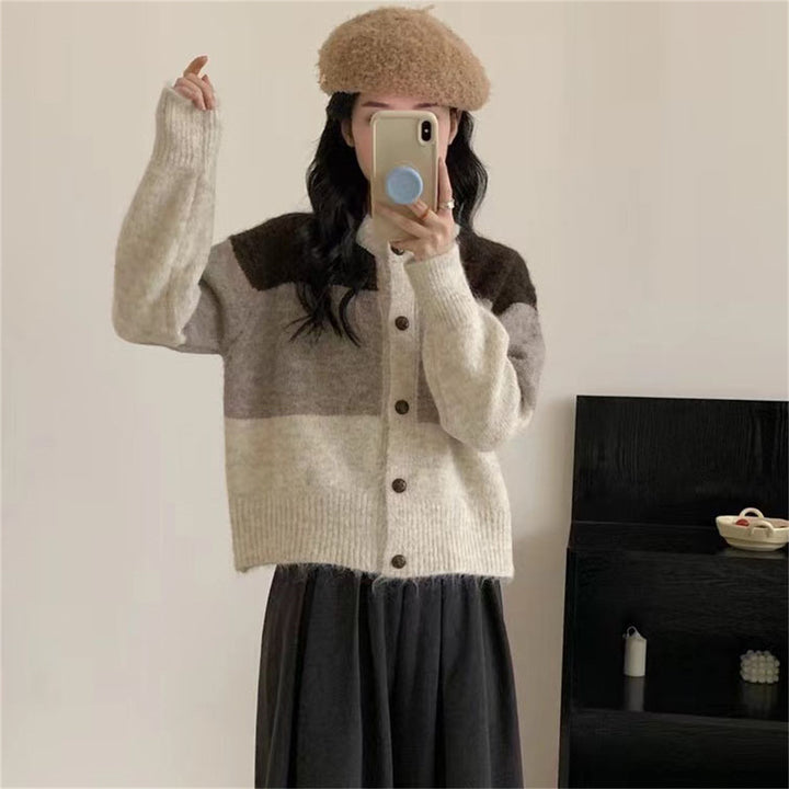 Dame chunky strik cardigan med knaplukning og trendy farveblok design Stilla