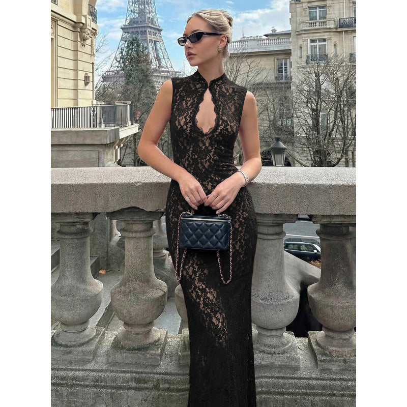 Damen Spitzenkleid mit hohem Kragen und figurbetonter Silhouette Skovae