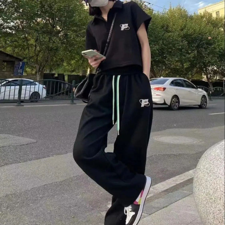 Kvinders sporty sæt med kort top og joggers Skovae