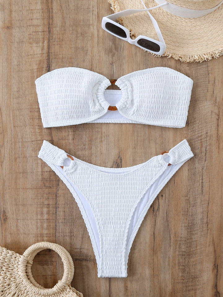 Dame bandeau bikini sæt med sofistikeret rynke design og dekorative ring detaljer Stilla