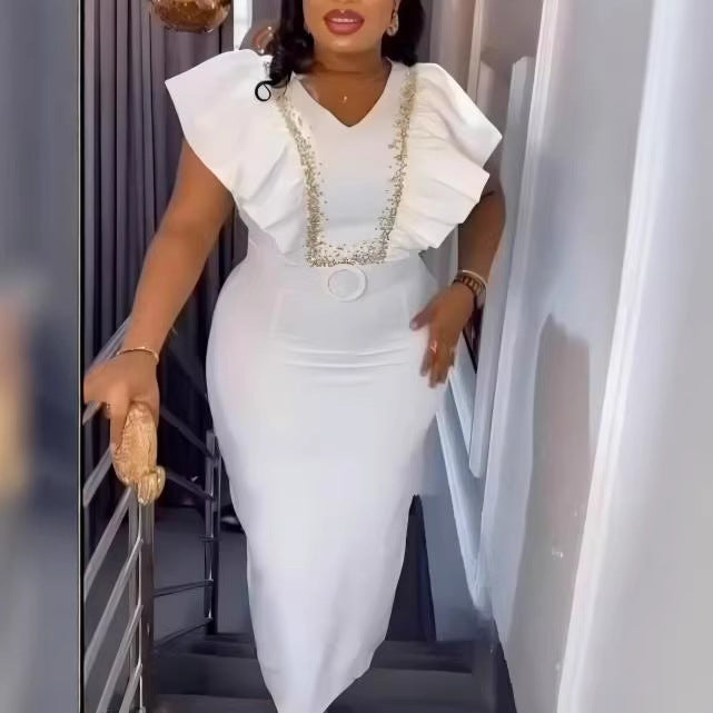 Dame Elegant kjole med voluminøse flæsedetaljer og glamourøs accent Skovae