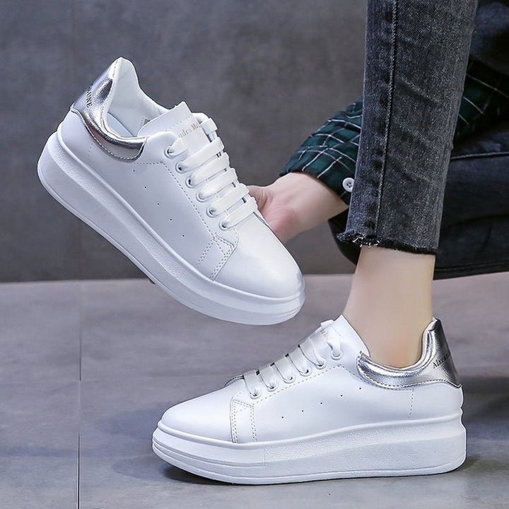 Dame Mode Sneakers i sportsligt design med åndbar overflade Stilla