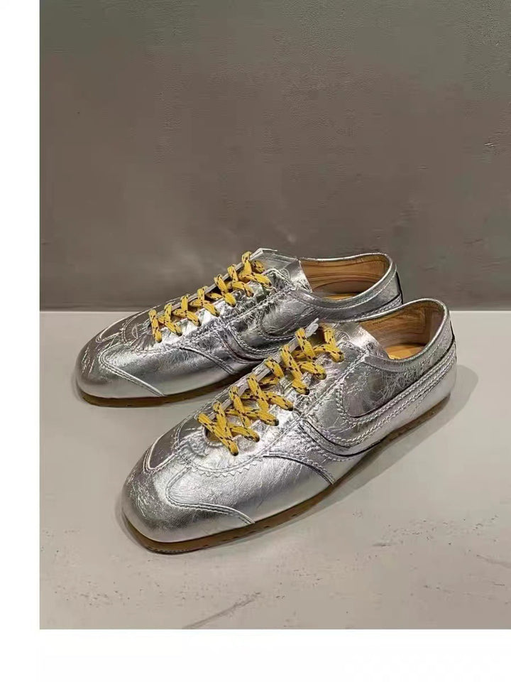 Herrer retro-inspirerede ruskinds snøresneakers med farverige accenter Stilla