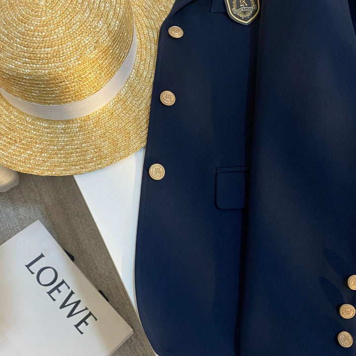 Damernes elegante blazer med gyldne knapper og emblem Stilla