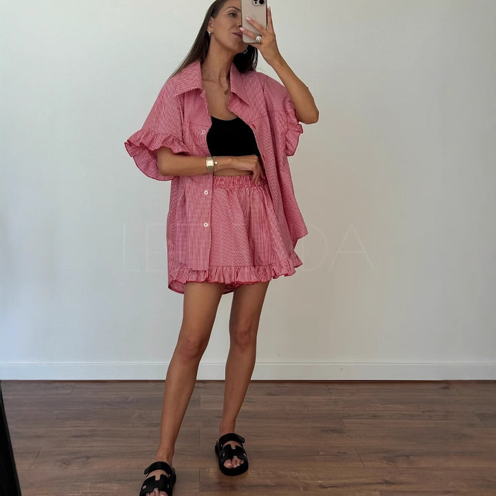 Dame Mode Sæt bestående af stribet kort bluse og flæse shorts Stilla