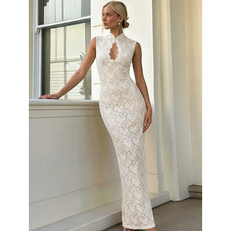 Damen Spitzenkleid mit hohem Kragen und figurbetonter Silhouette Skovae