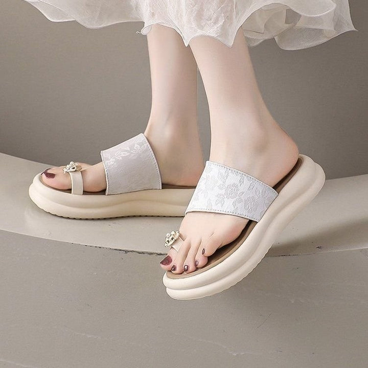 Dame Komfortable Tåsplit Sandaler med elegant Blomsterapplikation og fleksibel Såle Stilla