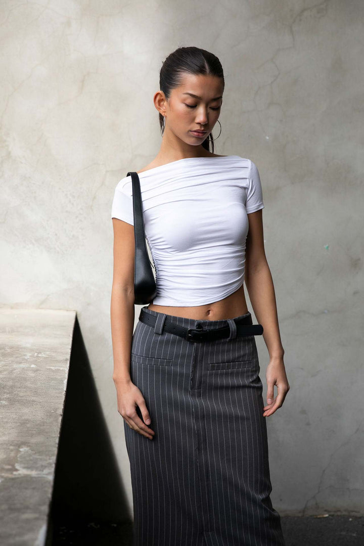 Dame tætsiddende overdel med off-shoulder design og rynkning Skovae