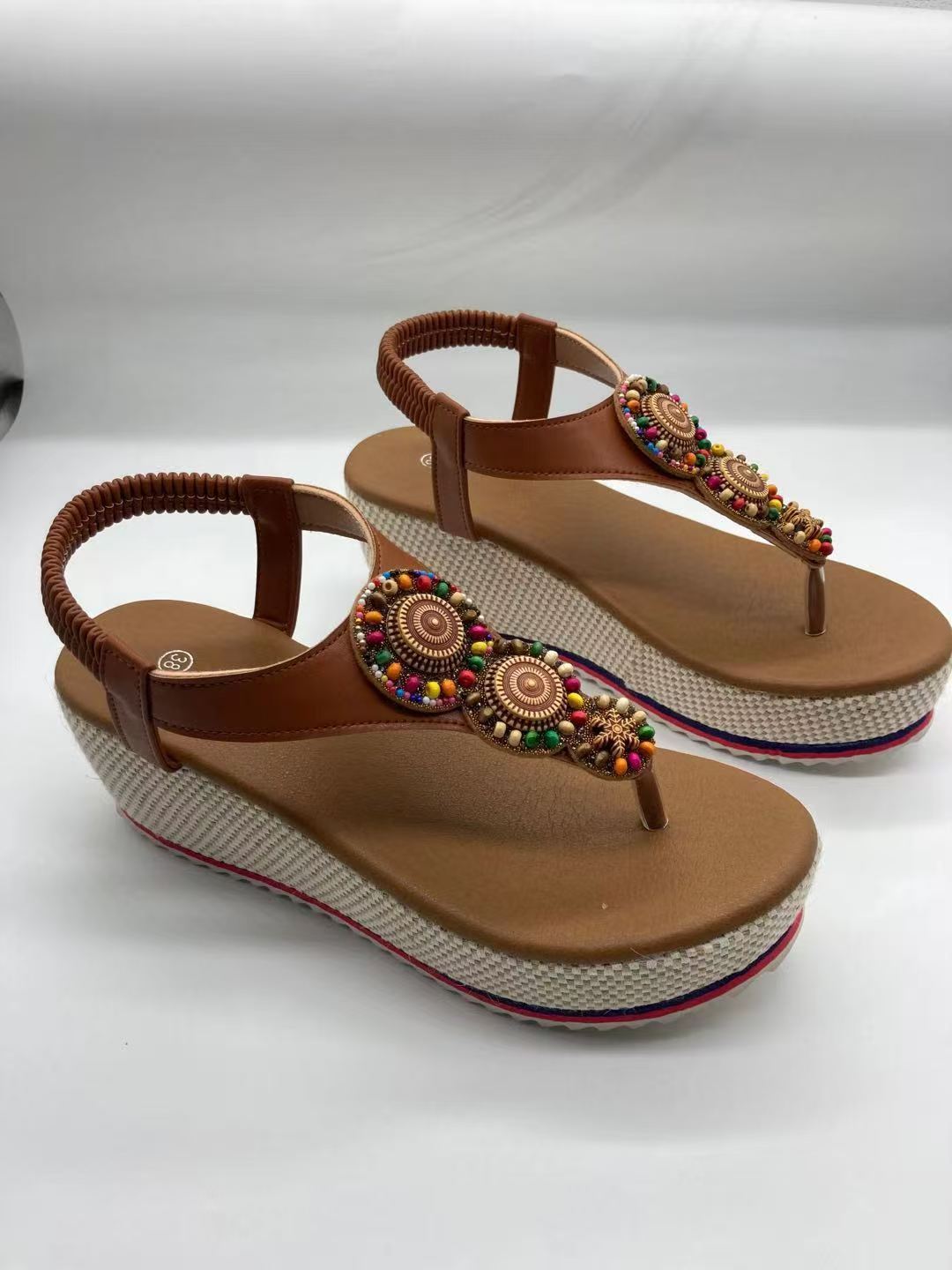Dame Wedge-sandaler med kunstnerisk perle-applikation Stilla