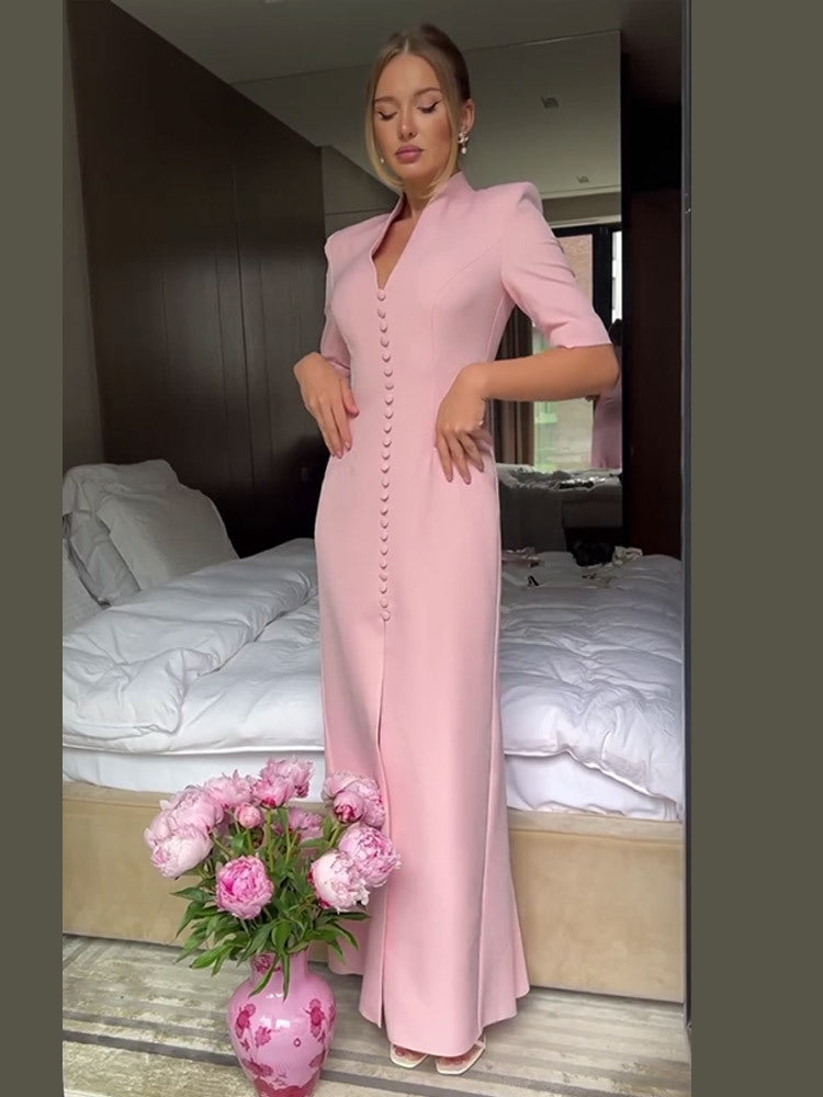 Dame elegant maxikjole med flatterende silhuet og filigrane knapdetaljeringer Stilla