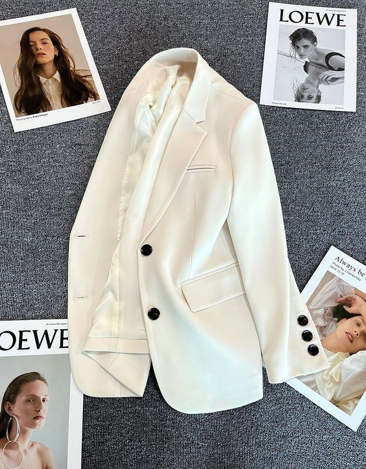 Kvinders elegant blazer med fashionable snit og dekorative knapper Stilla