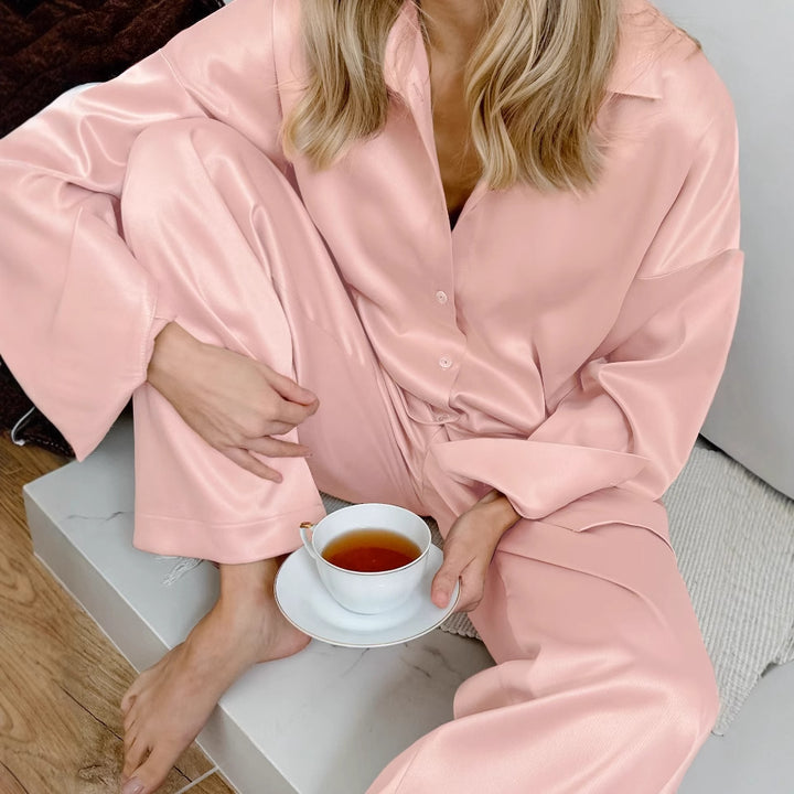 Dame Satin top i elegant oversized snit med knapdetaljer Stilla
