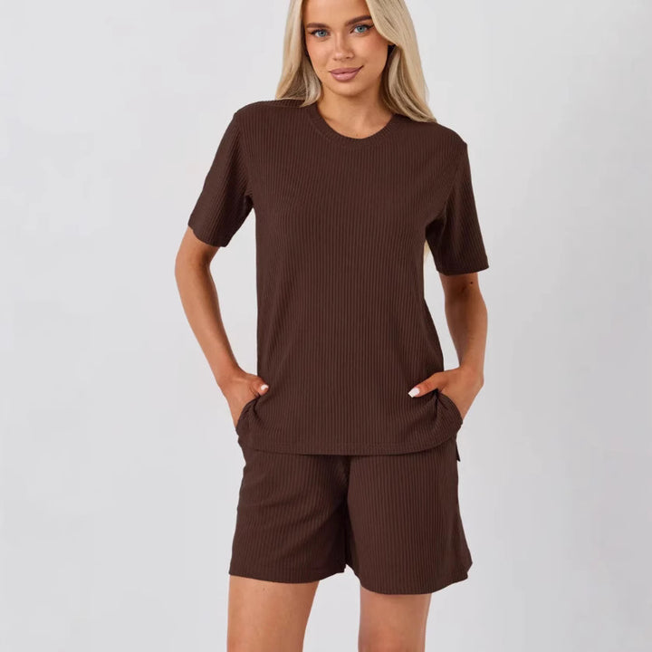 Dame afslappet ribstrik to-delt sæt med shorts og T-shirt Stilla