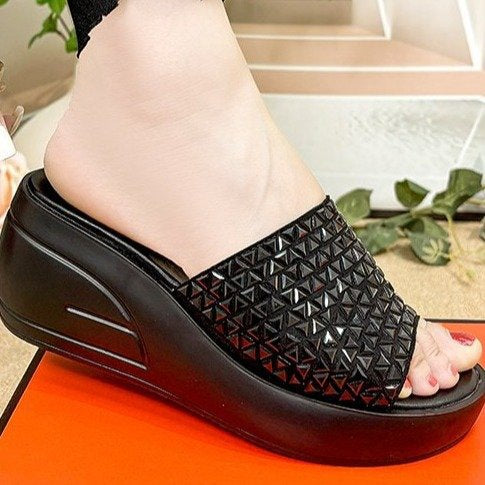 Dame plateau-geta med moderne remdesign og glitrende accent Stilla