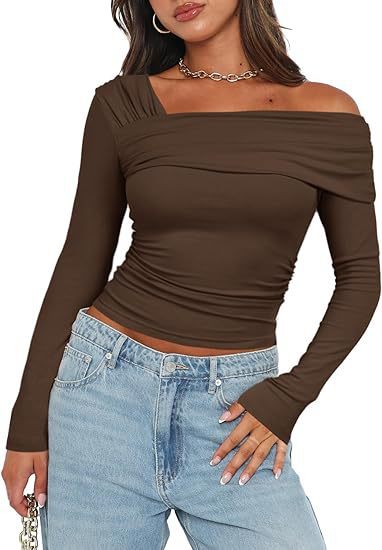 Dame asymmetrisk langærmet skjorte med drapering og off-shoulder design Stilla