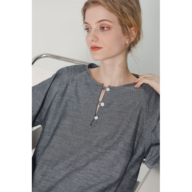 Dame pyjamassæt i åndbart, blødt stof med elegant knaplukning Stilla