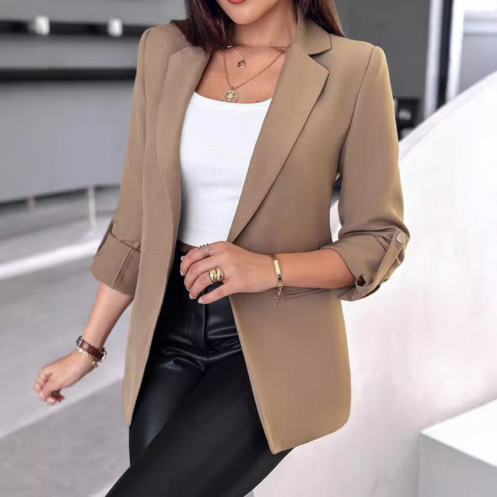 Dame elegant blazer med brede revers og dekorative knapdetaljer Stilla