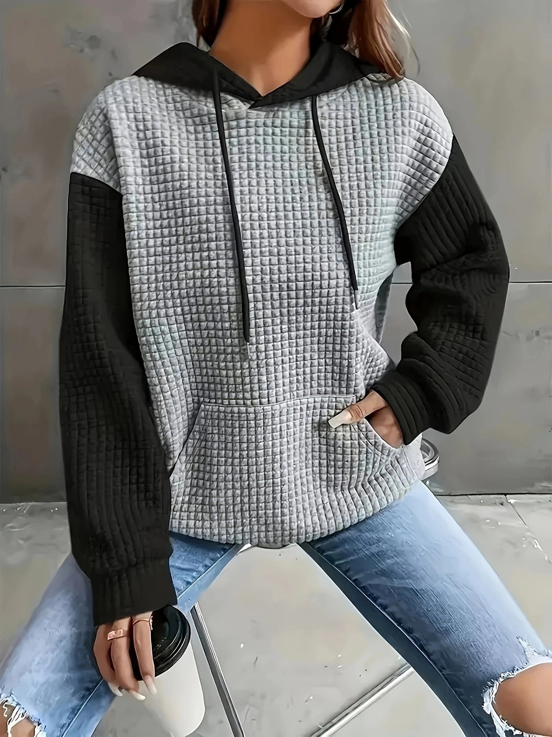 Dame hoodie med struktureret design og praktiske lommer Stilla