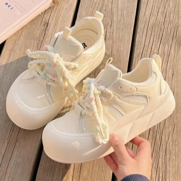 Dame Sneaker med dekorativt snøresystem og åndbart mesh-overdel Stilla